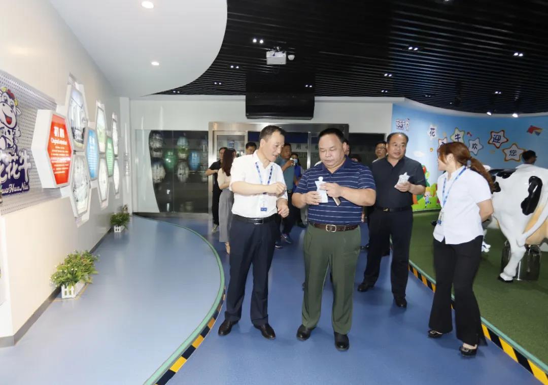 快訊 | 河南省人民政府食品安全委員會辦公室第三批食品安全示范區驗收組領導蒞臨花花牛乳業集團驗收食品安全示范區建設情況