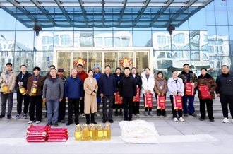 新春佳節(jié)暖人心 堅守一線顯擔(dān)當(dāng) ——河南農(nóng)業(yè)投資集團黨委委員、副總經(jīng)理兼花花牛乳業(yè)集團黨委書記、董事長張峰慰問花花牛乳業(yè)在崗員工
